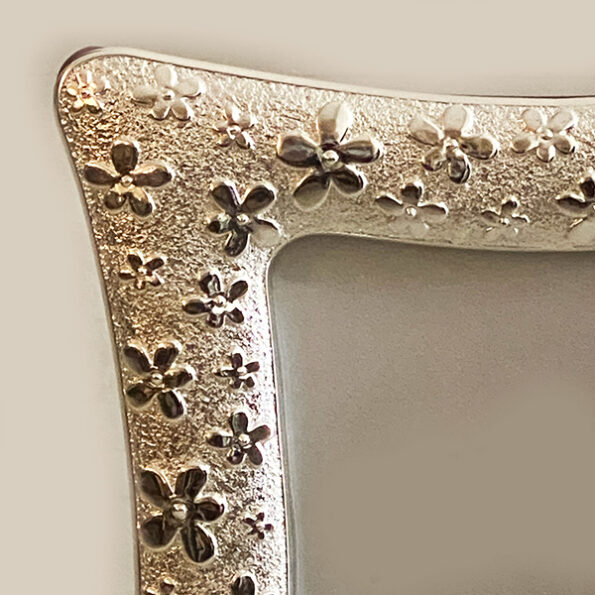 artistic_embossed_silver_photo_frame_18×24_cm_photo_size_3
